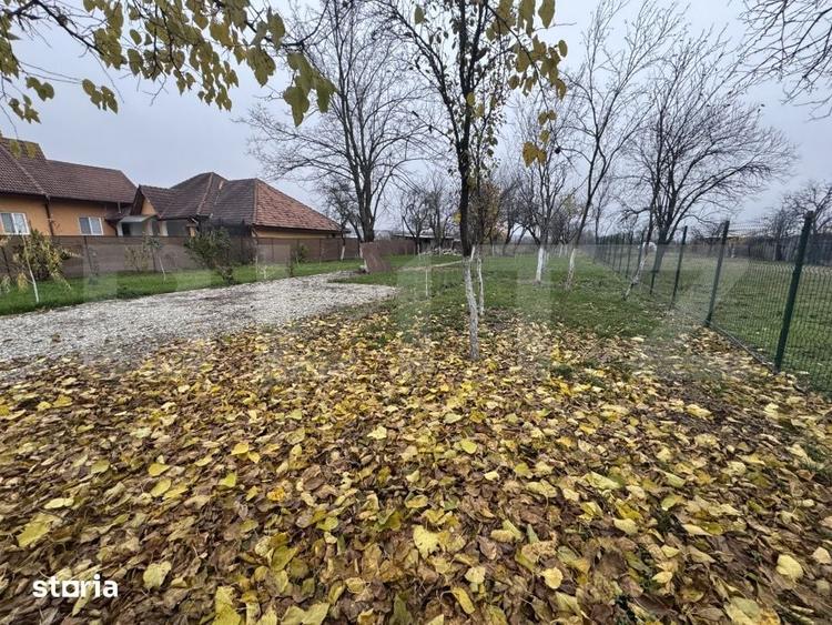 Teren de 1300 mp, în Preajba