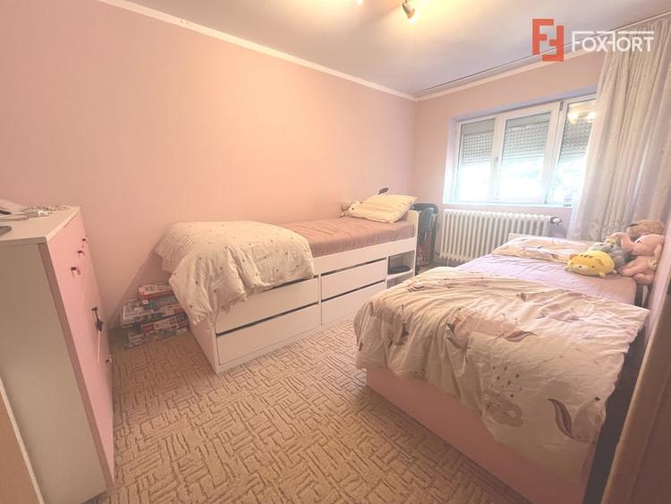 Apartament cu 3 camere semidecomandat, mobilat în Dâmbovița