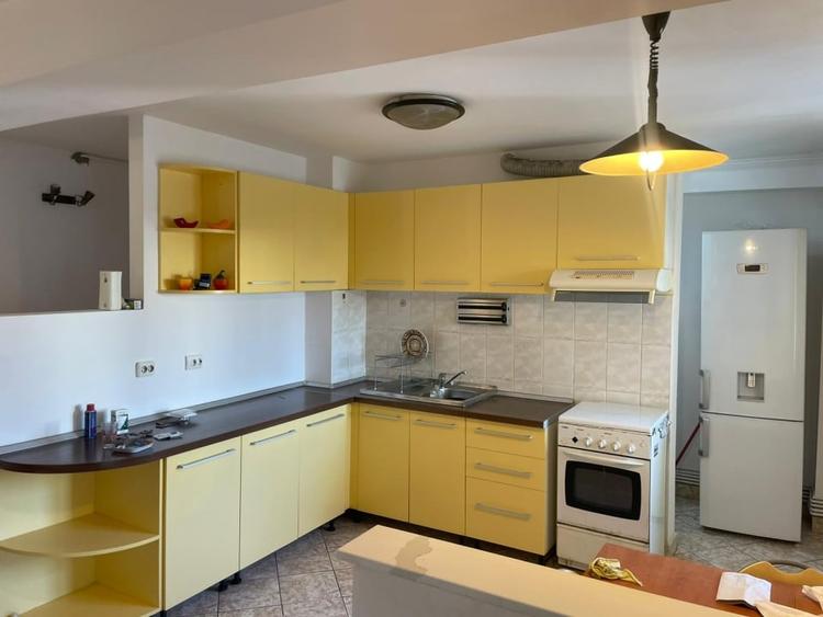 Apartament cu 4 camere decomandat, mobilat în Central