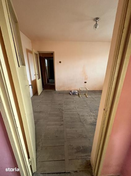 Apartament cu 3 camere semidecomandat în Roșiori de Vede