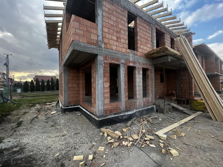 Casă individuală cu 5 camere cu Canalizare în Florești