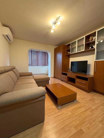 Apartament cu 3 camere semidecomandat în Girocului