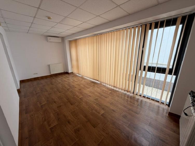 Casă individuală cu 13 camere cu Canalizare în Banu Manta