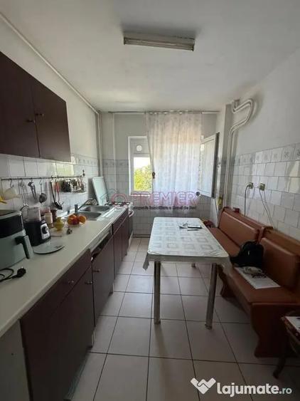 Apartament cu 4 camere semidecomandat în Berceni