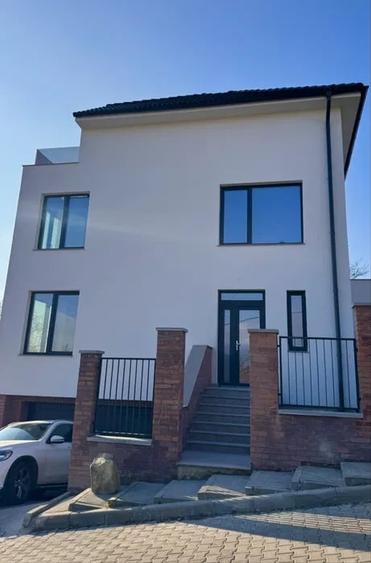 Duplex cu 6 camere cu Canalizare în Dâmbul Rotund