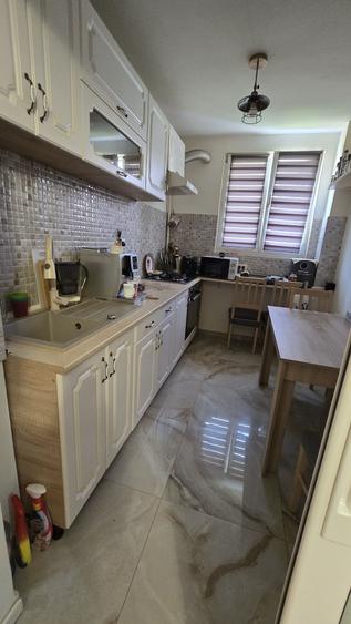 Apartament cu 3 camere semidecomandat în Dristor