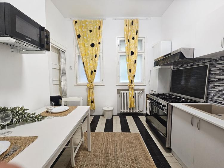 Apartament cu 4 camere semidecomandat, mobilat în Capitale