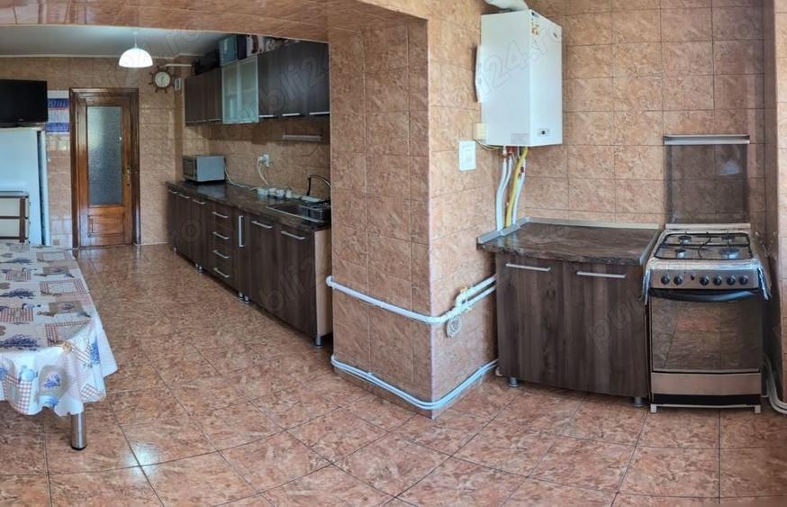 Apartament cu 3 camere decomandat în 1 Mai
