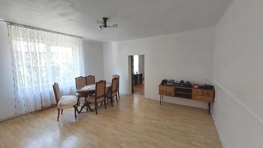 Casă cu 8 camere cu Teren 800 Mp în Central