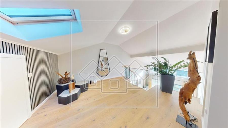 Penthouse cu 5 camere nedecomandat în Cristian