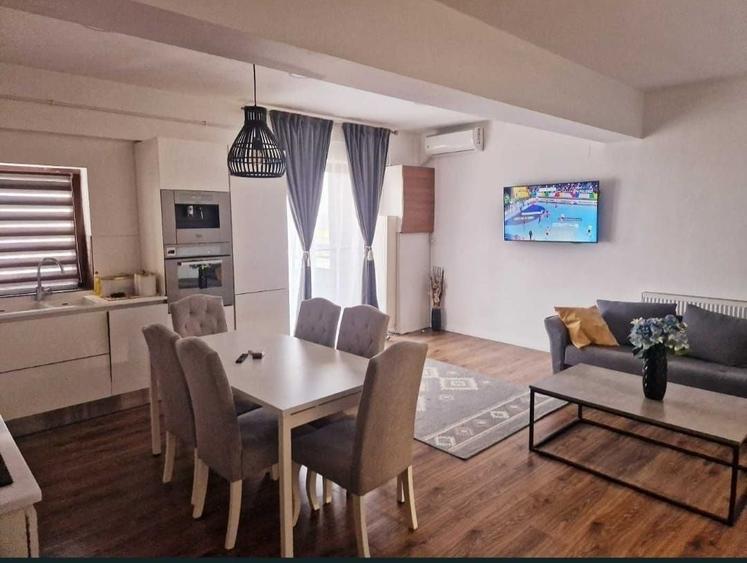 Apartament cu 3 camere decomandat în Central