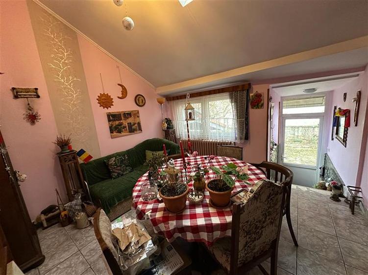 Casă individuală cu 7 camere cu Teren 900 Mp în Est