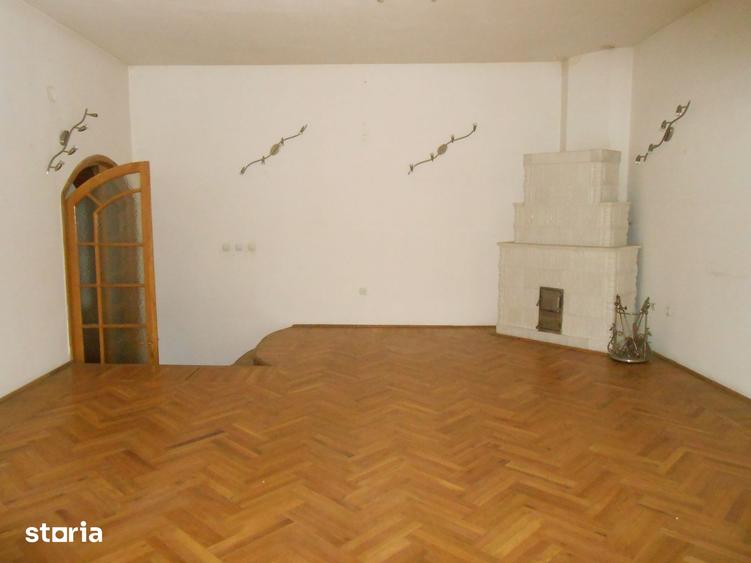 Casă cu 5 camere cu Teren 296 Mp în Tipografilor