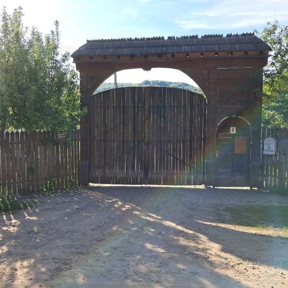Casă cu 2 camere cu Teren 100 Mp în Hetiur