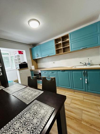 Apartament cu 4 camere semidecomandat, mobilat în Apărătorii Patriei