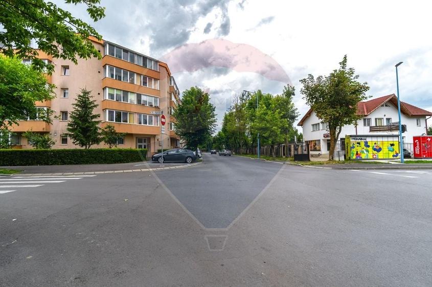 Apartament cu 3 camere decomandat, mobilat în Tractorul