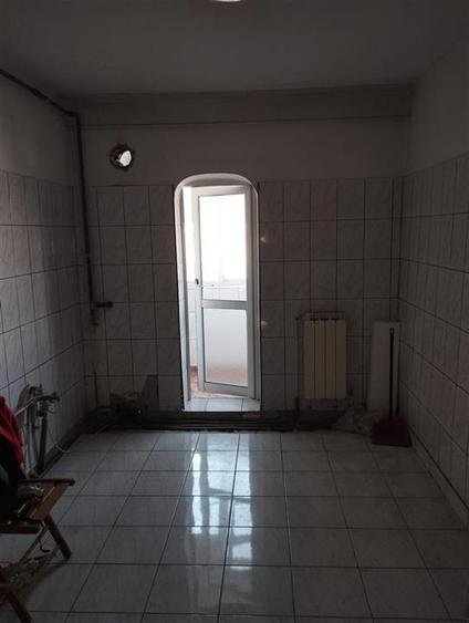 Apartament cu 3 camere decomandat, mobilat în 9 Mai