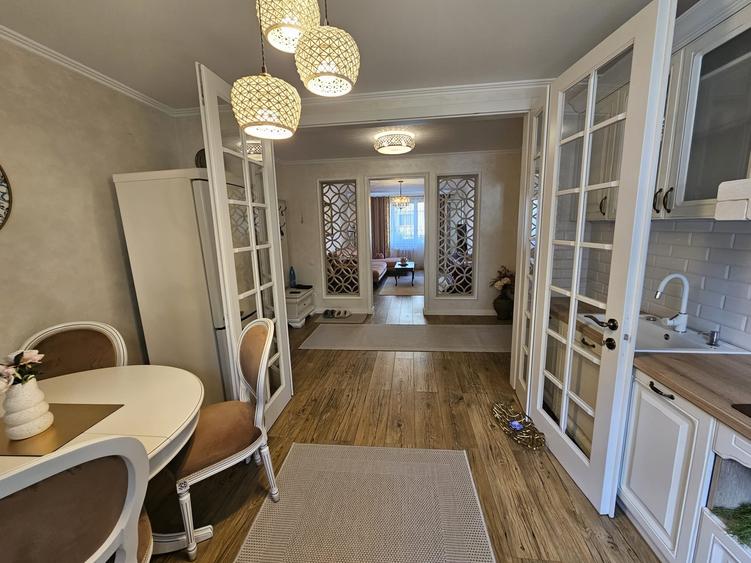 Apartament cu 3 camere decomandat în Central