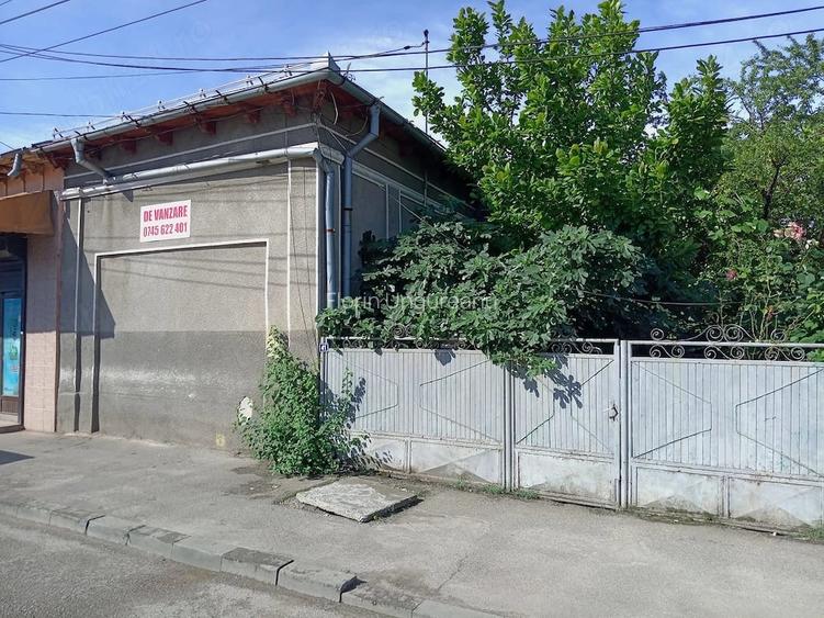 Casa de vanzare, posibil amenajare spatiu comercial compusa din 3 dormitoere, 2 livinguri, un antreu