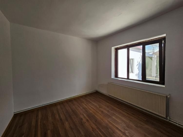 Casă individuală cu 6 camere cu Garaj în Sânandrei