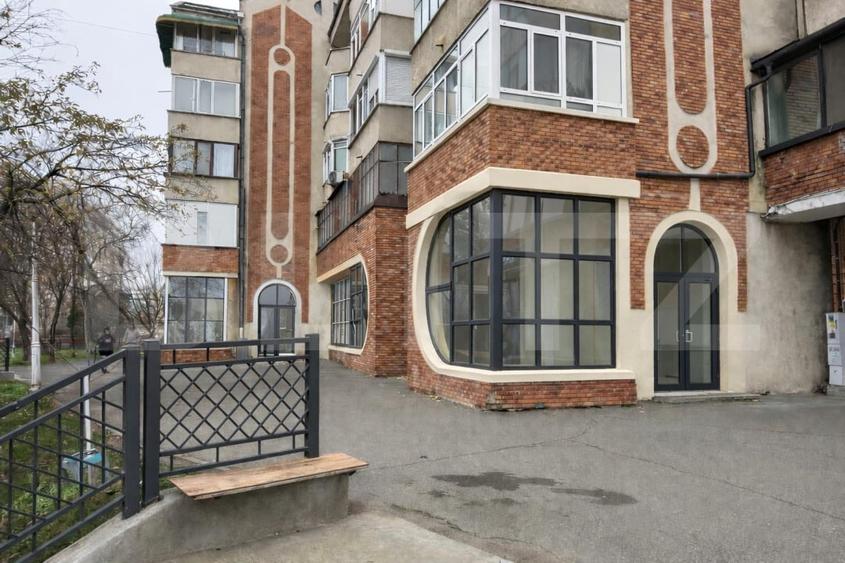 Spațiu comercial, de 196.10000610352 mp, în Calea București
