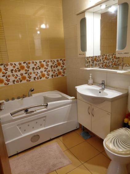 Apartament cu 3 camere decomandat în Craiovița Nouă