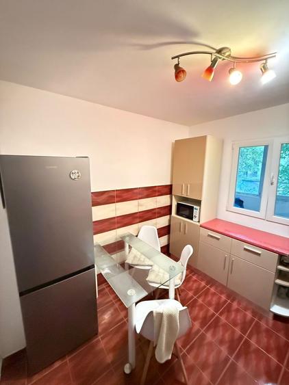 Apartament cu 3 camere semidecomandat în 1 Decembrie 1918