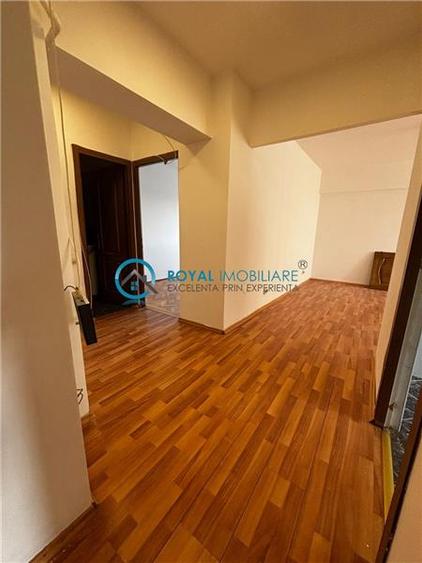 Apartament cu 3 camere decomandat în Republicii