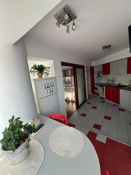 Apartament cu 3 camere decomandat în Basarab