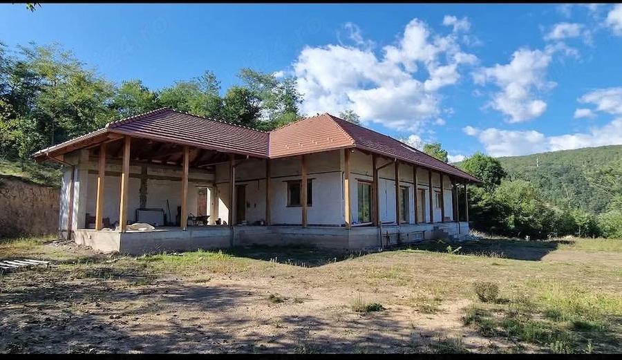Casă cu 2 camere cu Teren 6296 Mp în Poiana Ampoiului