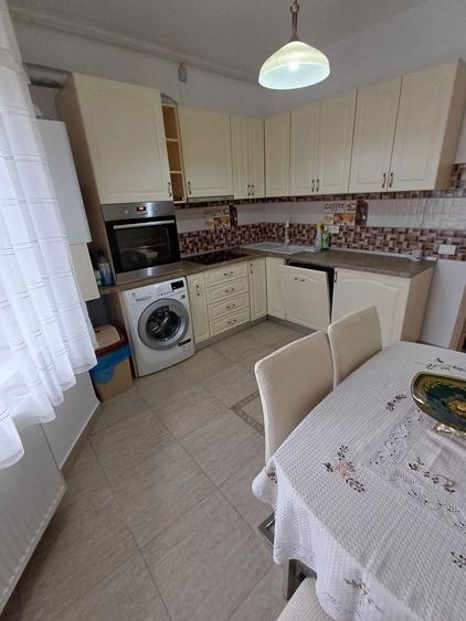 Apartament cu 2 camere decomandat în Tractorul