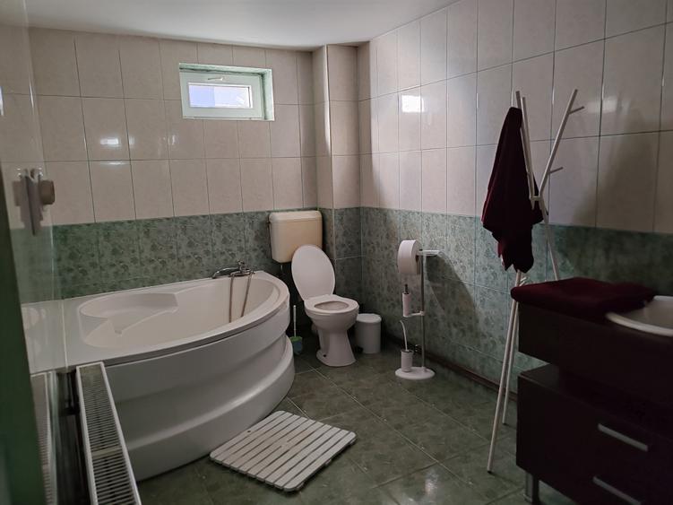 Casă cu 7 camere cu Canalizare în Satu Nou