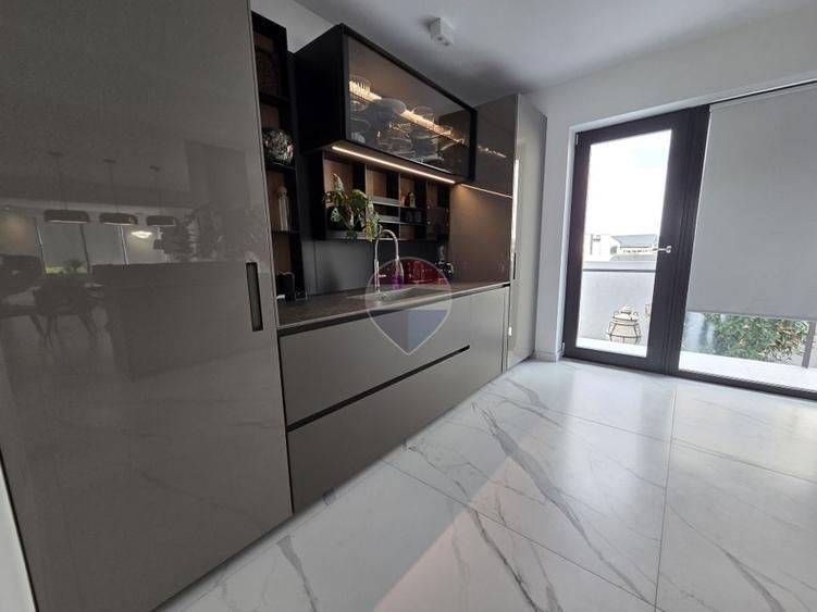 Casă individuală cu 7 camere cu Piscina în Est