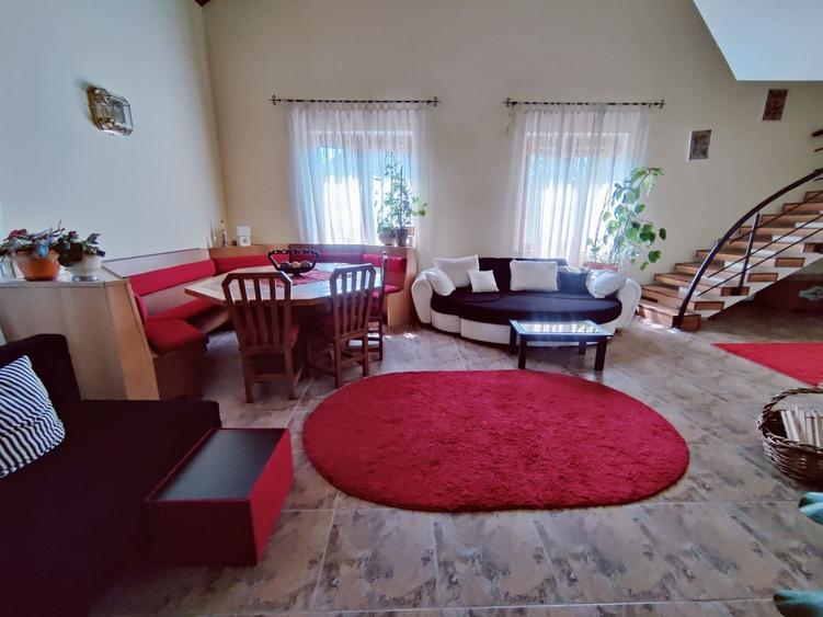 Casă individuală cu 7 camere cu Canalizare în Ghiroda