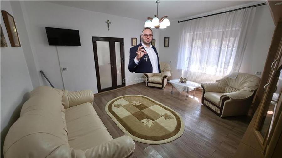 Casă individuală cu 8 camere cu Canalizare în Vest
