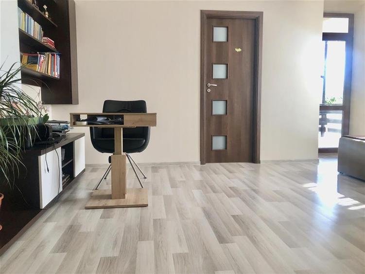 Apartament cu 3 camere decomandat în Tractorul