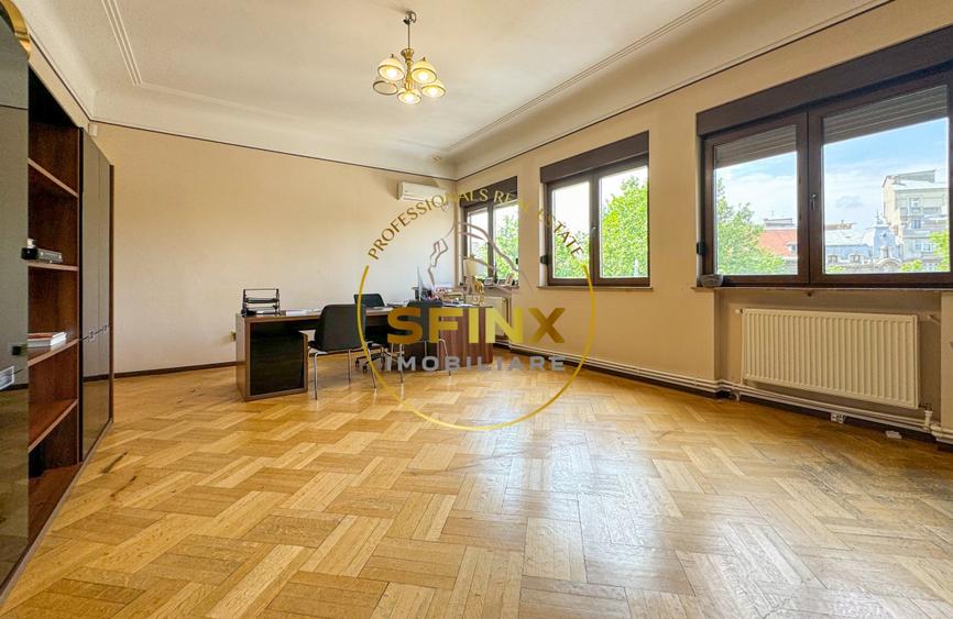 Apartament cu 5 camere decomandat în P-ța Romană
