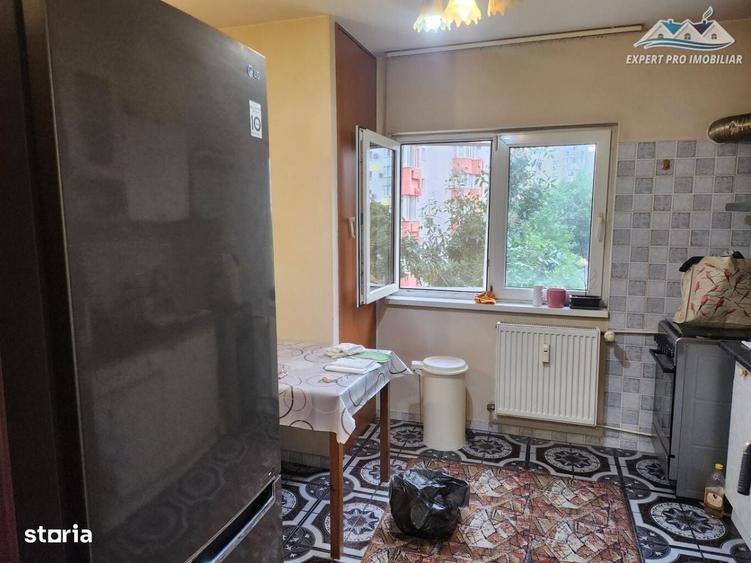Apartament cu 3 camere decomandat în Drumul Sării