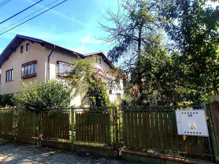 Casă individuală cu 9 camere cu Canalizare în Central
