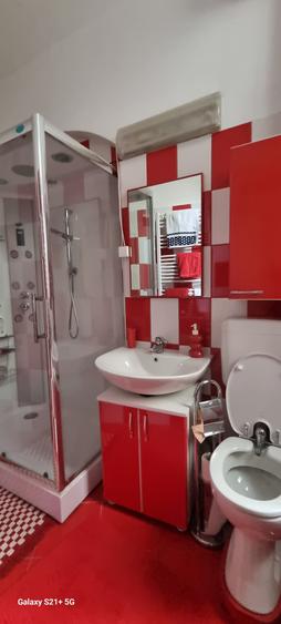 Apartament cu 4 camere semidecomandat în Calea Victoriei