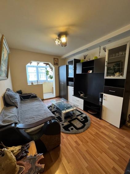 Apartament cu 3 camere semidecomandat în Alexandru cel Bun