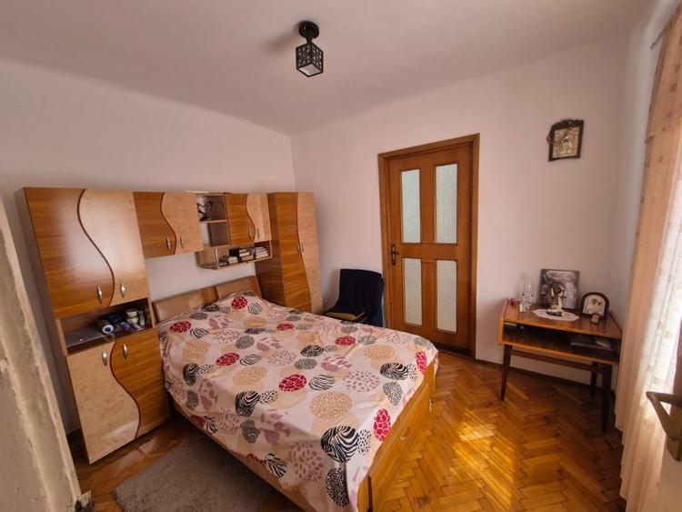 Casă individuală cu 5 camere cu Canalizare în 1 Decembrie
