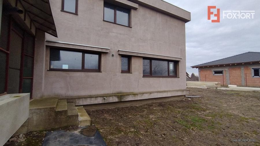 Casă individuală cu 8 camere cu Garaj în Săcălaz