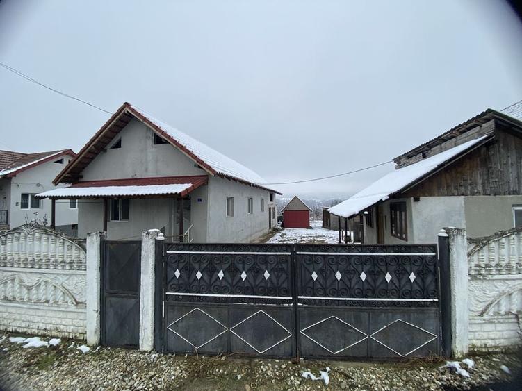 Casă cu 4 camere în Sinești