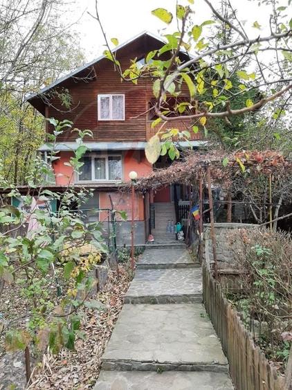 Casă individuală cu 7 camere cu Teren 826 Mp în Provița de Jos
