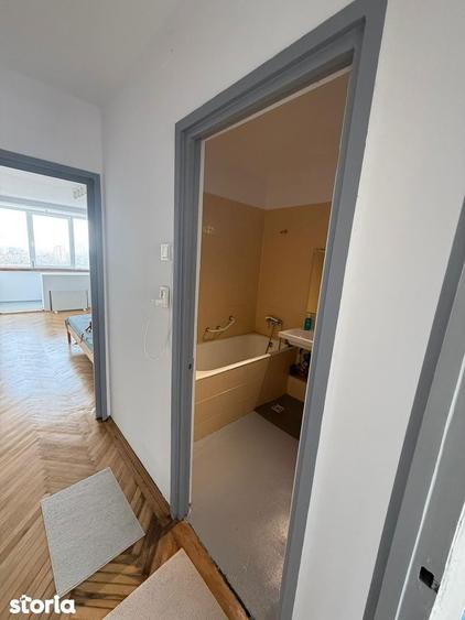 Apartament cu 3 camere semidecomandat în Complex Studențesc