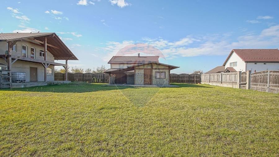 Casă individuală cu 5 camere cu Teren 700 Mp în Sânpetru
