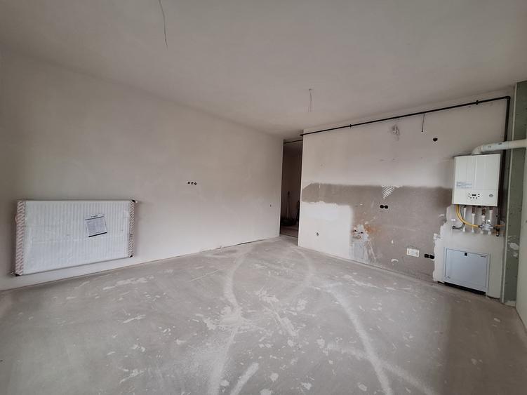 Apartament cu 3 camere semidecomandat în Florești