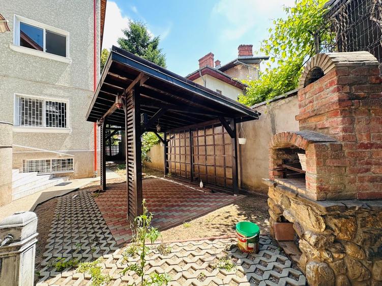 Casă individuală cu 9 camere cu Canalizare în Vatra Luminoasă