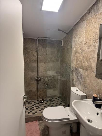 Apartament cu 3 camere semidecomandat, mobilat în Dămăroaia